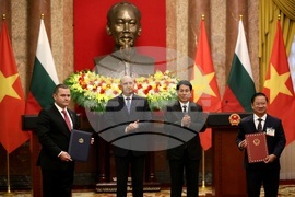 Виетнам - Румен Радев - Лъонг Къонг - подписване на договори