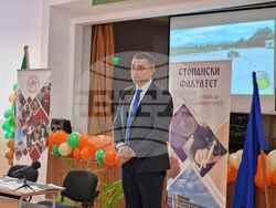 Кметът на община Пазарджик поздрави студентите.