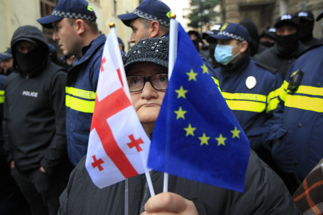 Протестиращи излязоха на митинги в Грузия след решението на управляващите за спиране на преговорите за членство в ЕС