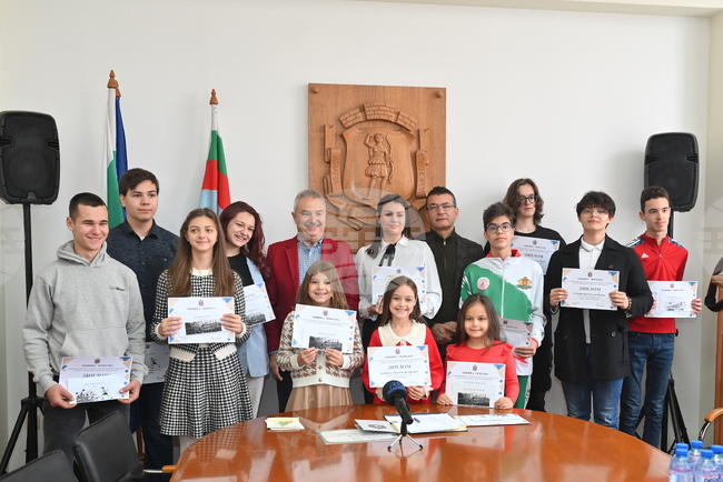 Деца от Монтана получиха стипендии на церемония в местната община