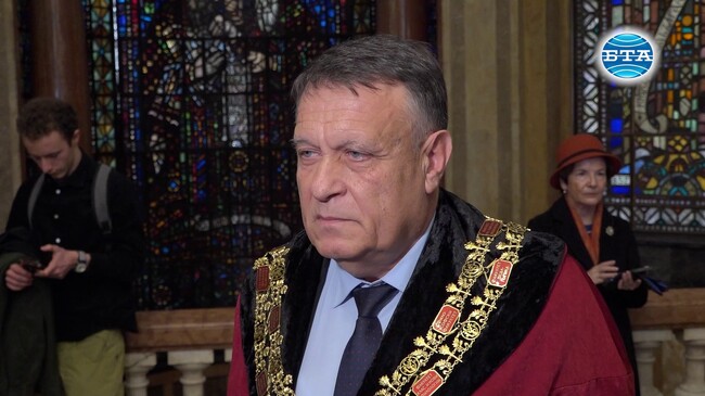 На този етап заплатите на университетските преподаватели са ситуирани добре в публичния сектор, каза ректорът на СУ проф. Георги Вълчев