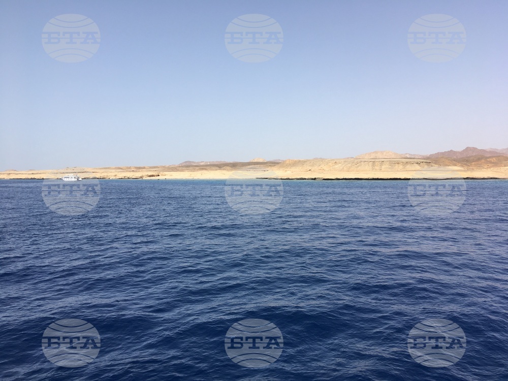 Корабче с 45 души на борда, повечето от които туристи, потъна край египетския курорт на Червено море Марса Алам