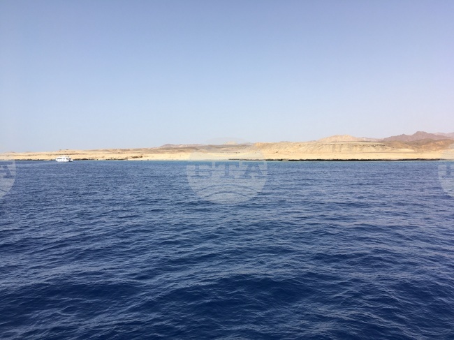 Корабче с 45 души на борда, повечето от които туристи, потъна край египетския курорт на Червено море Марса Алам