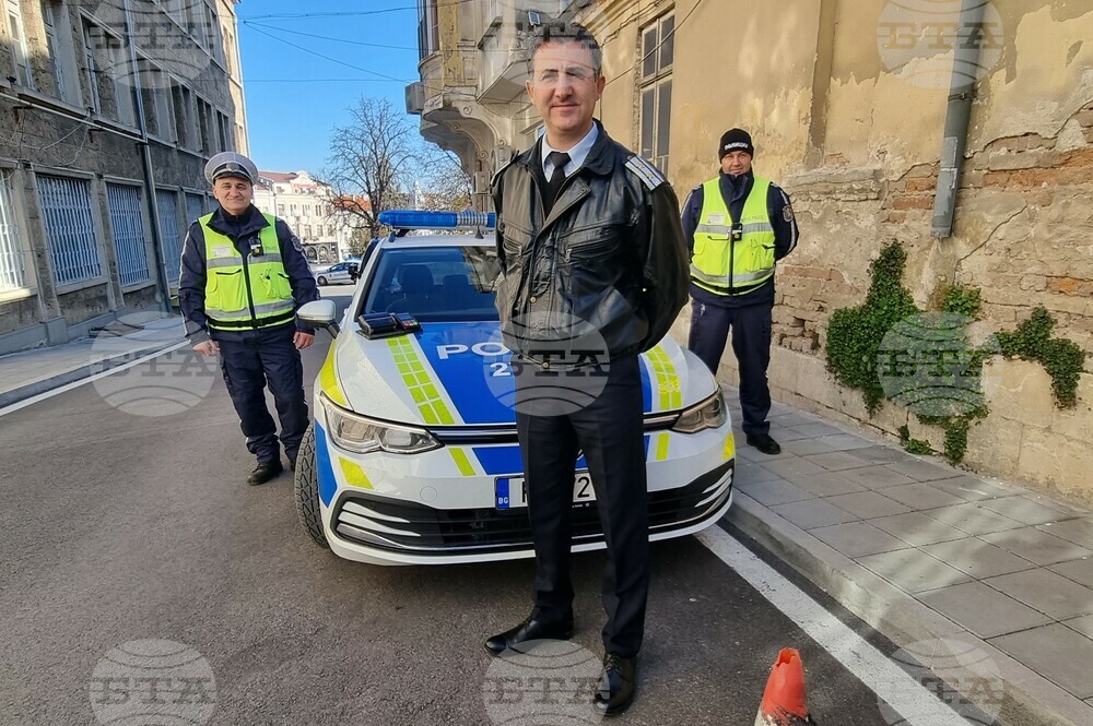 На полицейските автомобили в Шумен са поставени стикери за проверка за глоби