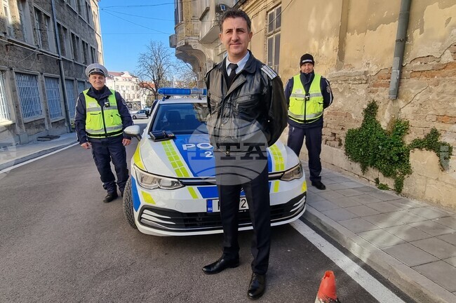 На полицейските автомобили в Шумен са поставени стикери за проверка за глоби