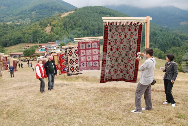 Музеят в Чипровци вече съхранява десет килима от 18-и век по инициативата „Да върнем чипровския килим у дома“