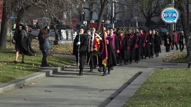 Ректорът на Софийския университет и Академичният съвет поднесоха венец пред паметника на св. Климент Охридски за патронния празник на СУ
