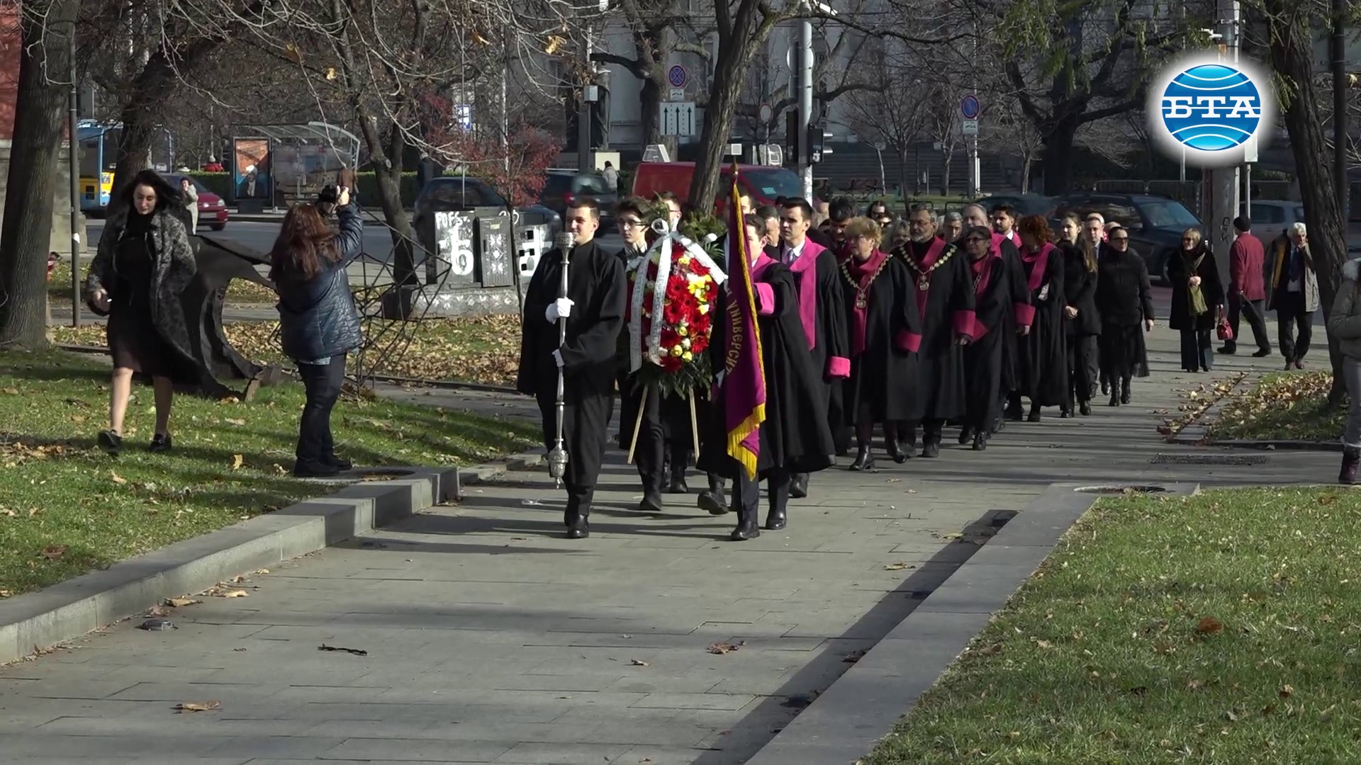 Ректорът на Софийския университет и Академичният съвет поднесоха венец пред паметника на св. Климент Охридски за патронния празник на СУ Ректорът на Софийския университет и Академичният съвет поднесоха венец пред паметника на св. Климент Охридски за патронния празник на СУ