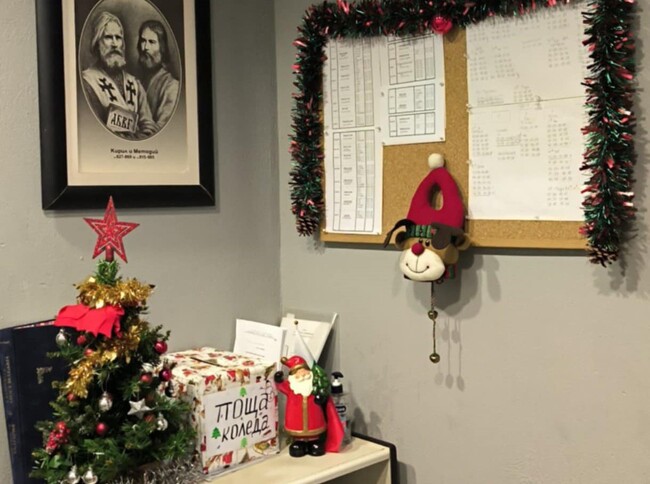 От училище „Св. св. Кирил и Методий“ в Атина показаха коледната си украса 