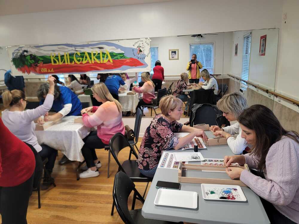 Работилница за изработване на мънистени гривни организираха от Фолклорна група „Роса” в Атланта