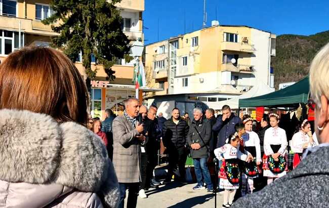 Близо 50 производители и занаятчии участваха в първия фермерски пазар в Гурково