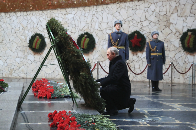 Русия е уверена в своята победа, каза Путин на тържествен концерт по случай 80-ата годишнина от победата при Сталинград