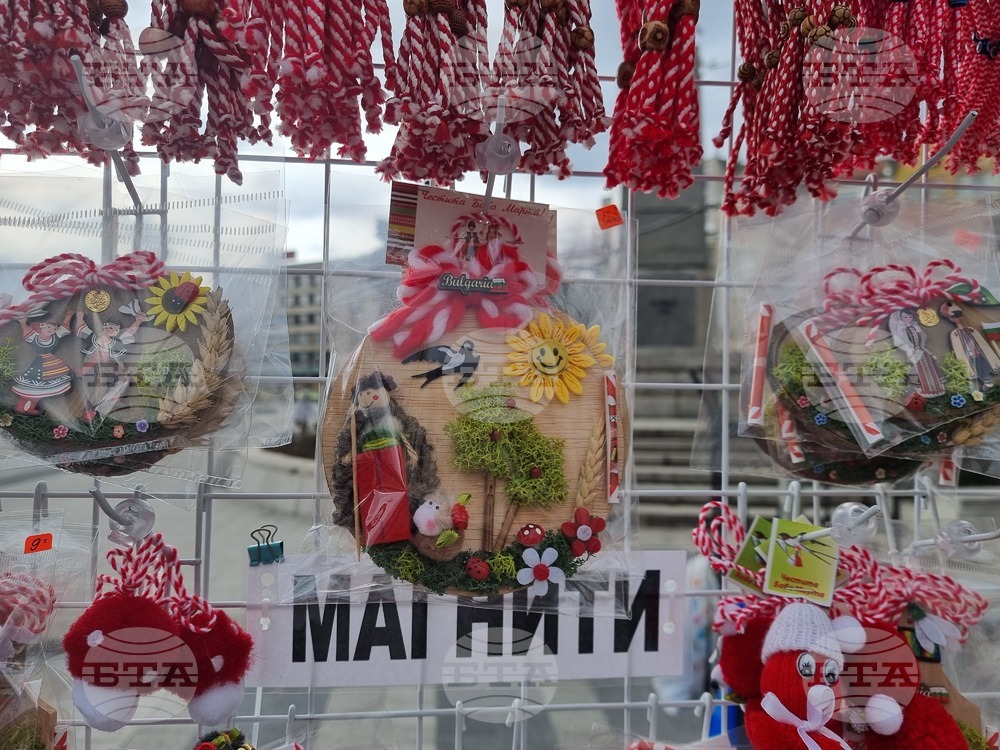 Мартеници със скандинавски мъх и чанове се предлагат на традиционния базар в центъра на Плевен