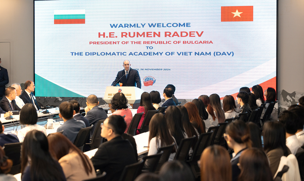 Президентът Радев пред студенти в Дипломатическата академия в Ханой: Най-големият актив в международните отношения е взаимното доверие