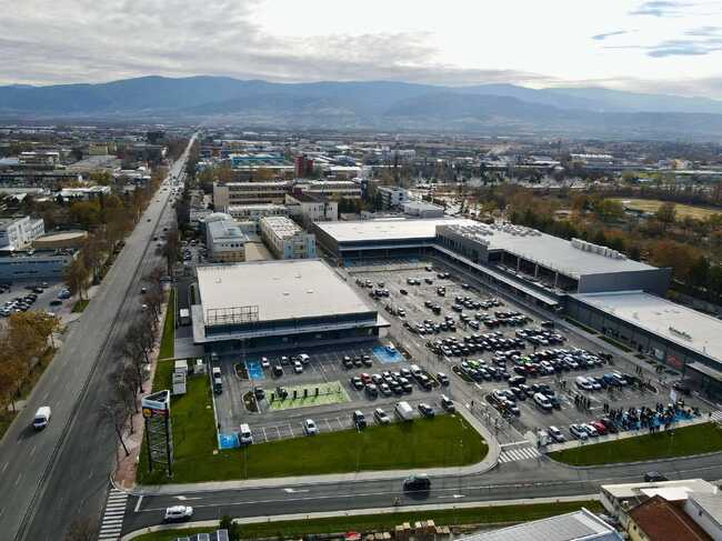 Първите магазини в новия ритейл парк в Пловдив отвориха врати за посетители