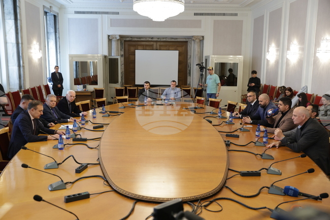 „БСП-Обединена левица“ се срещна с „Възраждане“ и „Морал, единство, чест“ в опит да се намери съгласие за избор на председател на парламента