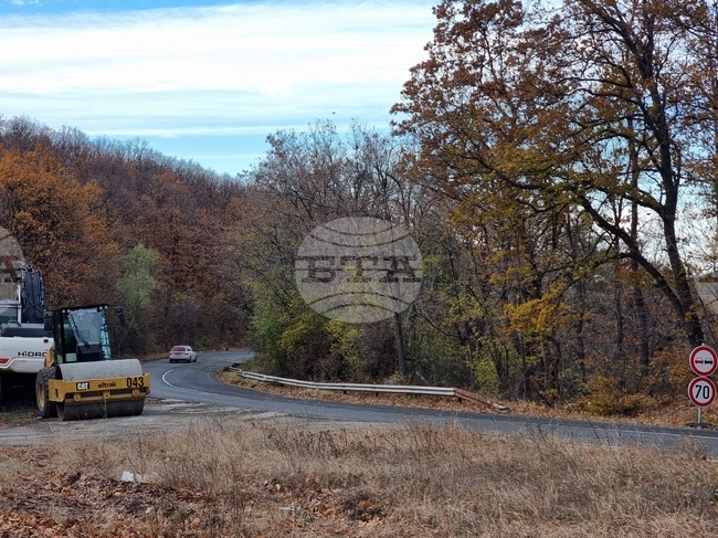 Възстановено е пътното платно в участъка на свлачището край чернооченското село Даскалово, заложено е да се укрепи на по-късен етап 