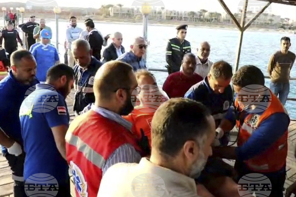 Най-малко шестима души загинаха при потъването на туристическа подводница край египетския курорт Хургада