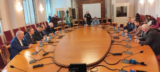 Зафиров след срещата с „Възраждане“ и МЕЧ: Няма да слагаме граници, но търпението се изчерпва