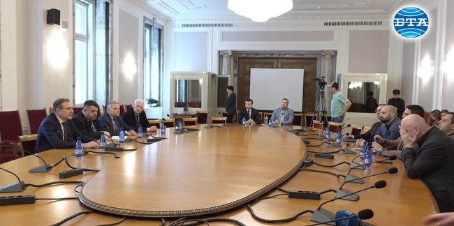 „БСП-Обединена левица“ се срещна с „Възраждане“ и „Морал, единство, чест“ в опит да се намери съгласие за избор на председател на парламента