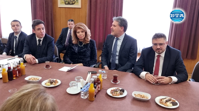 Илияна Йотова разговаря с преподаватели и студенти от катедрата по български език и литература в Анкарския университет