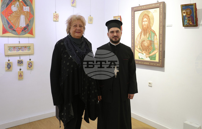 Свещеник и художничка от Румъния разказват с изложба в Русе за връзката между духа и природата