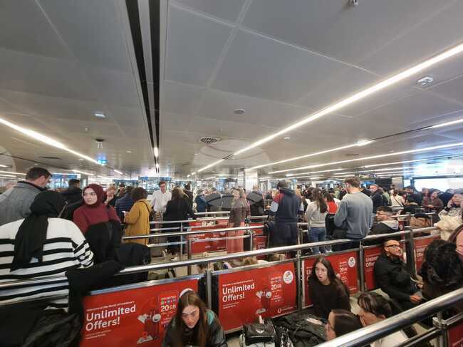 Хаос на истанбулското летище „Сабиха Гьокчен“ заради срив в системата за паспортен контрол