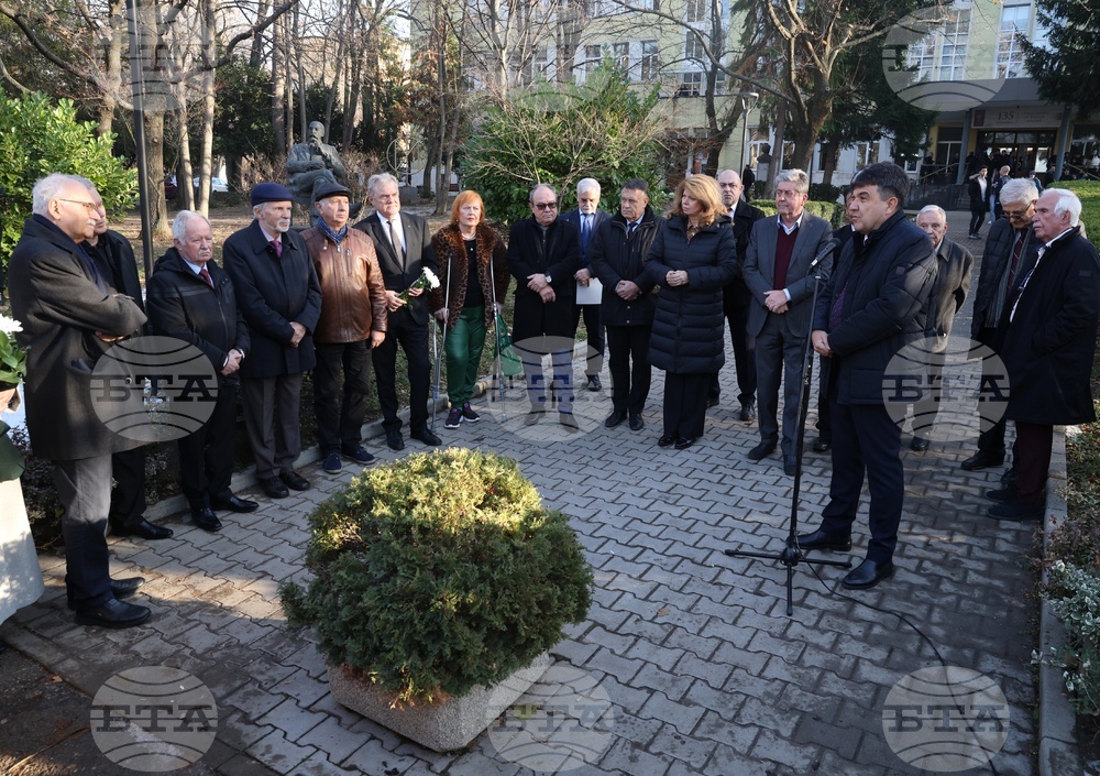 Паметник на акад. Благовест Сендов беше открит в парка пред Факултета по математика и информатика на Софийския университет