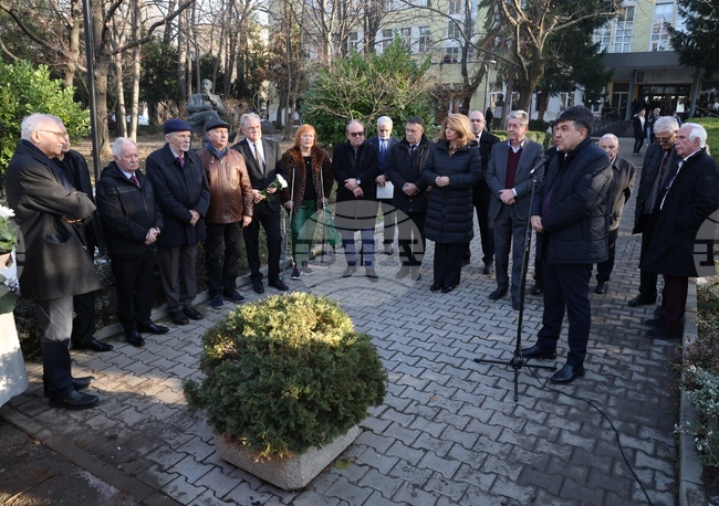 Паметник на акад. Благовест Сендов беше открит в парка пред Факултета по математика и информатика на Софийския университет