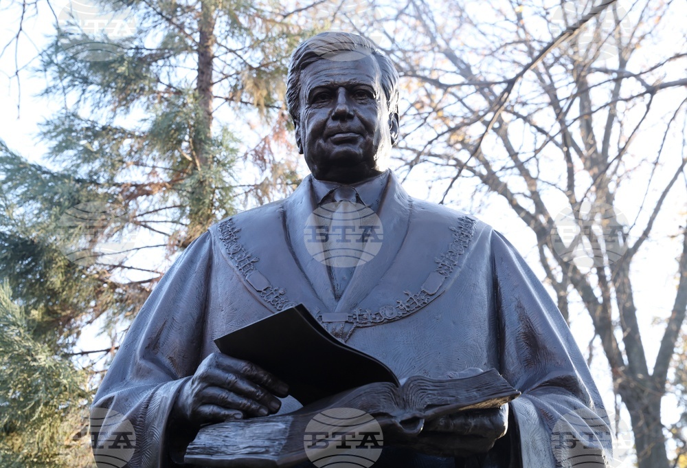 Monument to Acad. Blagovest Sendov Unveiled in Front of Sofia University's Faculty of Mathematics and Informatics