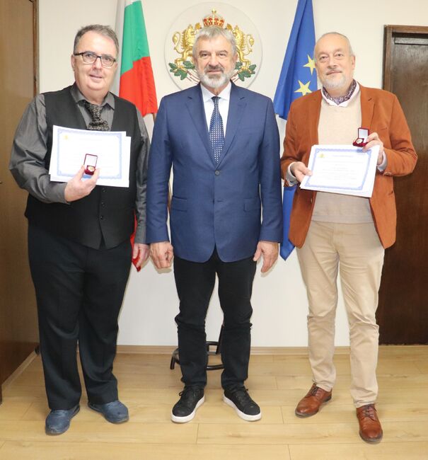 Областна администрация Русе: Пламен Бейков и Александър Крунев бяха отличени със знака на областния управител на Русе. Отличията бяха връчени лично от Драгомир Драганов