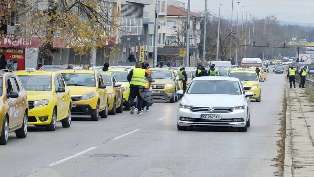 Таксиметрови шофьори протестираха в Шумен срещу поскъпването на застраховката "Гражданска отговорност"