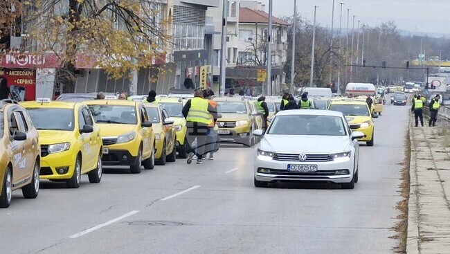 Таксиметрови шофьори протестираха в Шумен срещу поскъпването на застраховката "Гражданска отговорност"