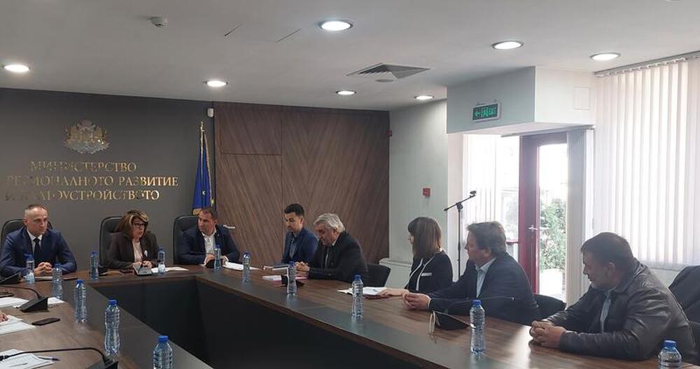 Надлез или трета ускорителна лента са сред вариантите за осигуряване на достъп от Мездра до квартали и вилна зона на града, съобщиха от АПИ