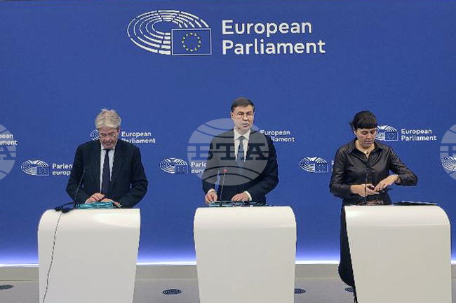 Важно е България да поддържа бюджетния си дефицит под 3 процента от БВП, заяви Валдис Домбровскис за БТА