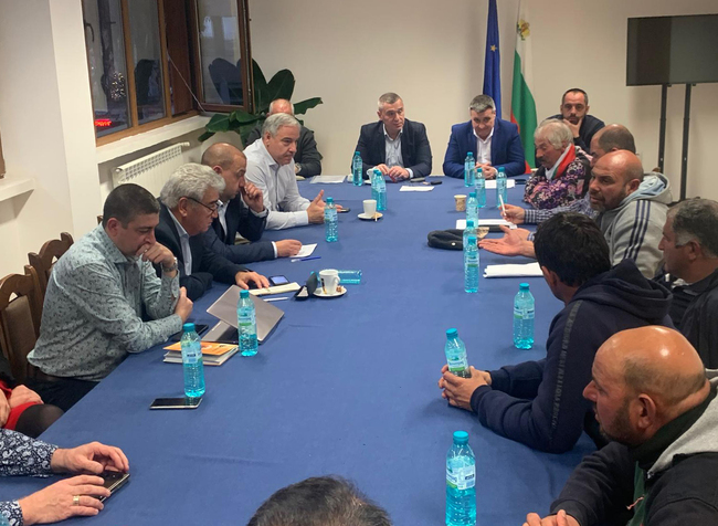 Нови 300 проби ще бъдат взети утре от животни от стопанството във Велинград, където беше констатирано огнище на чума