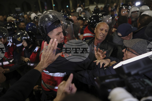 Албанската полиция използва сълзотворен газ и вода, за да разпръсне опозиционен протест в Тирана