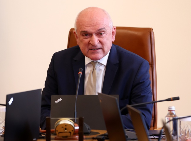 Всички очакваме политическите сили да постигнат консенсус и да сформират мнозинство, заяви служебният премиер Главчев