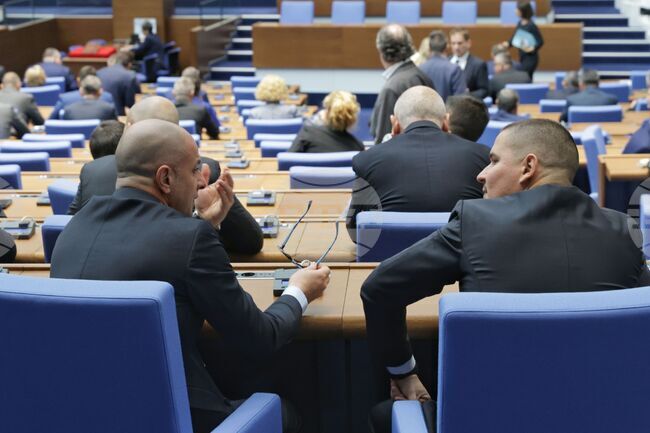 Рая Назарян и Силви Кирилов отново ще са на балотаж за парламентарния председателски пост