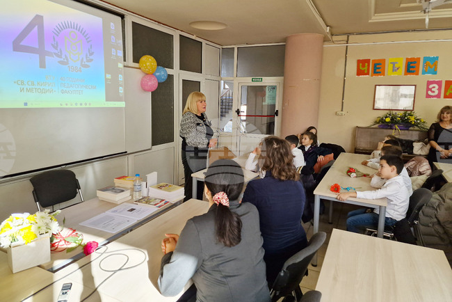 Велико Търново - „Четящият студент, четящото дете" - кръжок 