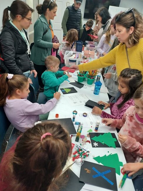 Ученици в училище „Св. св. Кирил и Методий“ в Бостън изработваха коледни картички