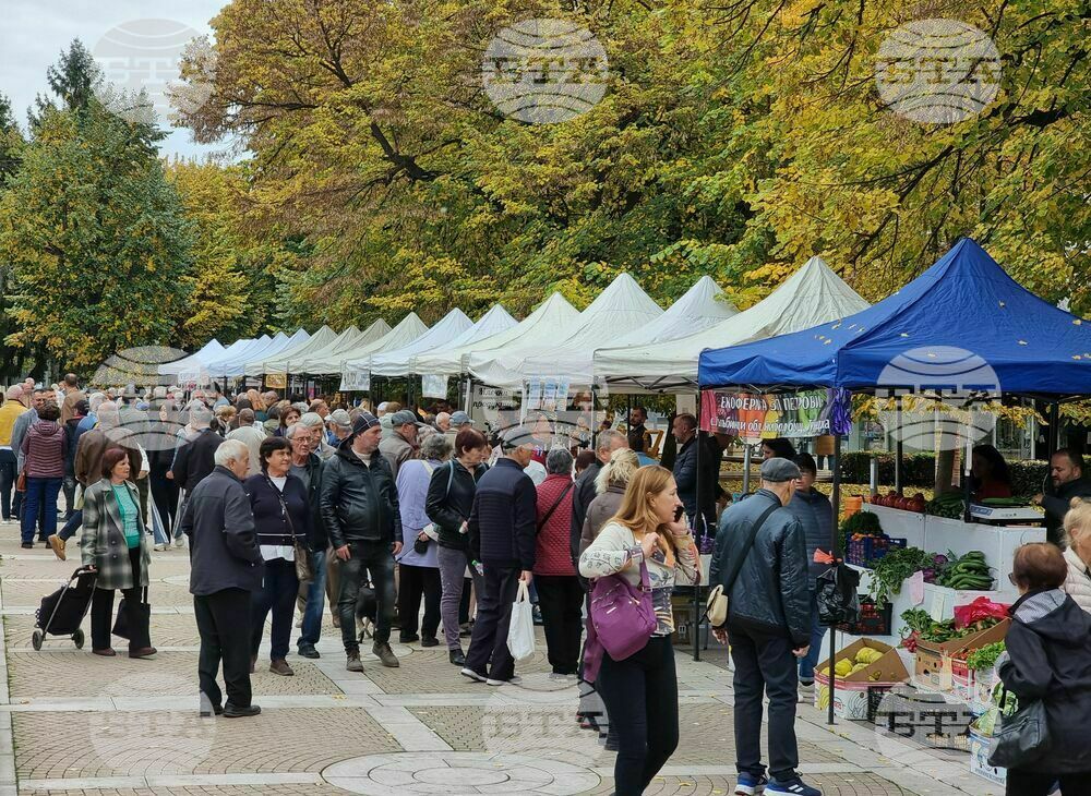 Щандове за коледни сувенири и нови участници допълват месечния фермерски базар в Ямбол