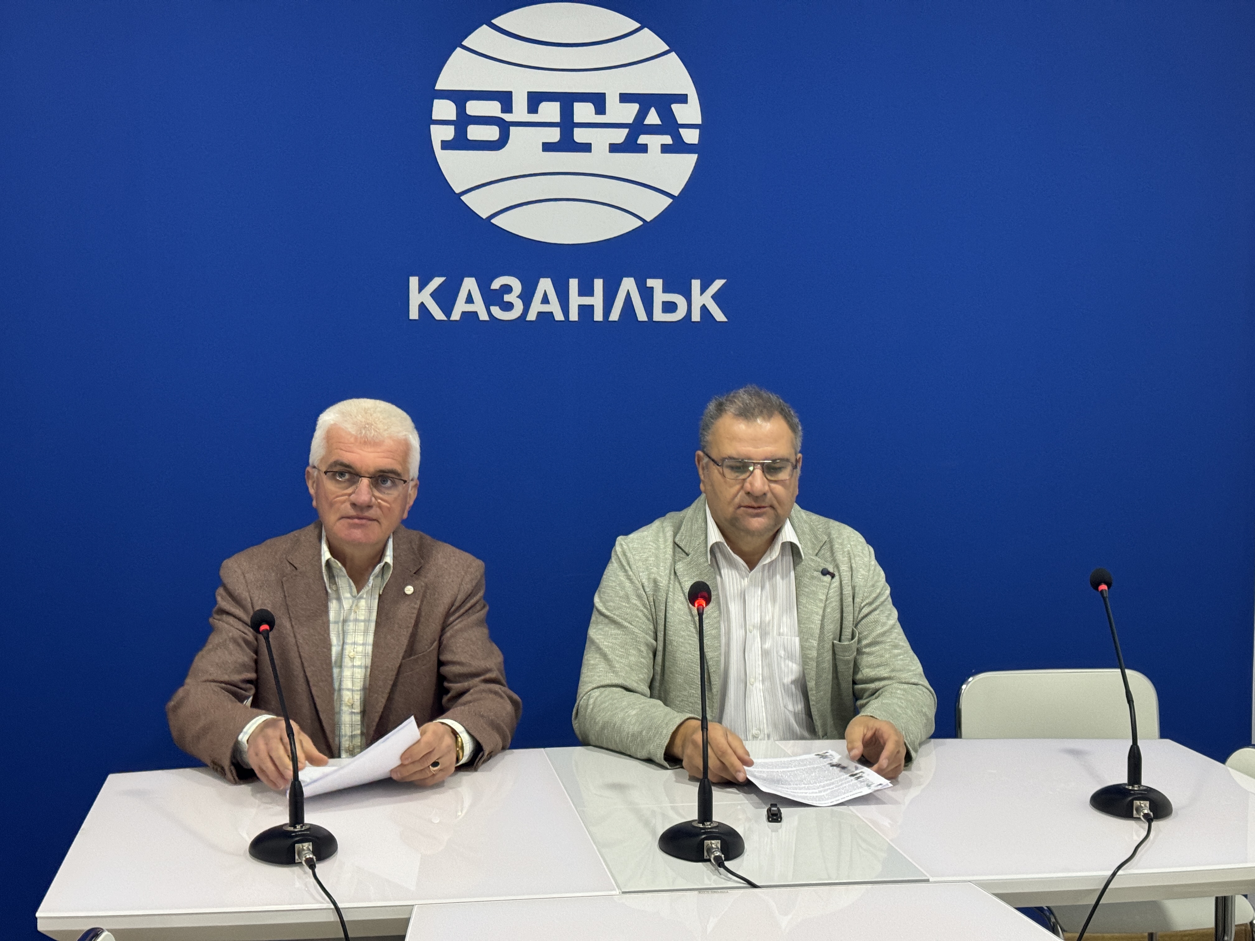 Пресконференция на общински съветници от "Продължаваме промяната - Демократична България" в Казанлък