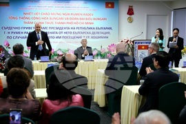 Виетнам - Хайфонг - Румен Радев - среща с асоциацията за приятелство "Виетнам-България"