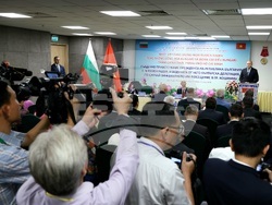 Виетнам - Хайфонг - Румен Радев - среща с асоциацията за приятелство "Виетнам-България"