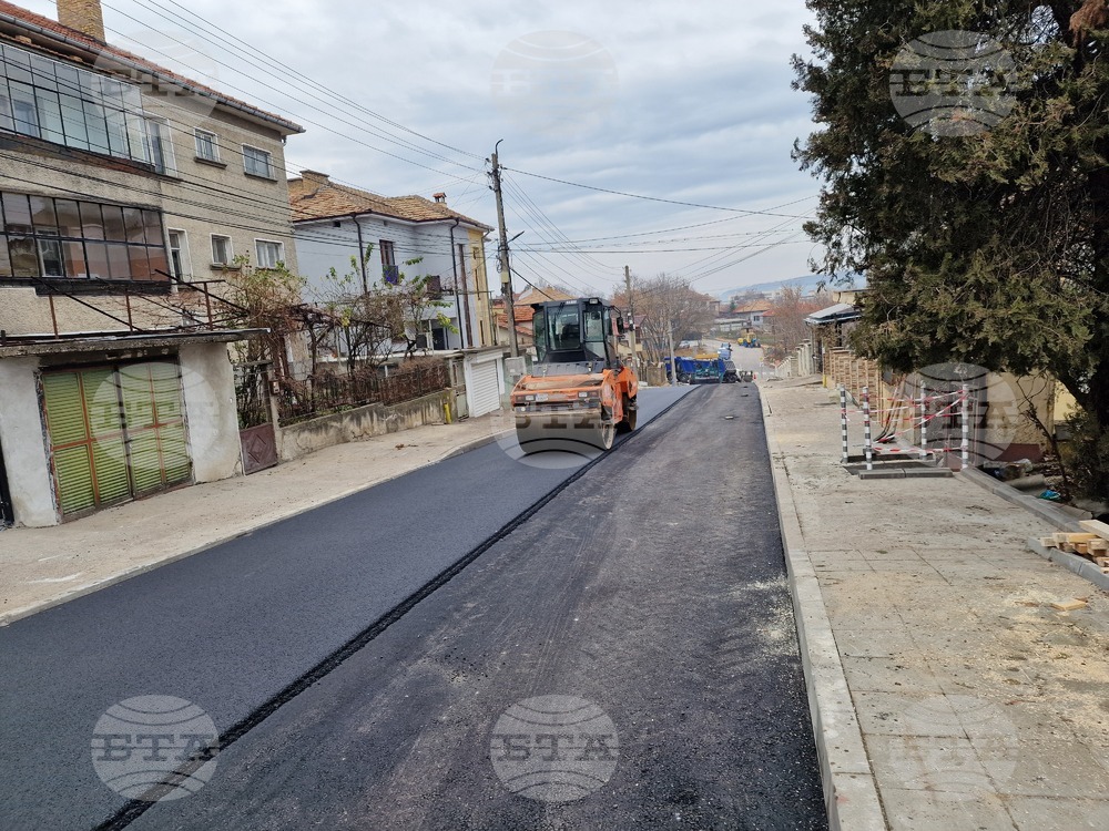Започна полагането на първия пласт асфалт на улица „Велес“ в Разград