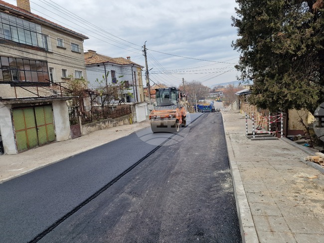 Започна полагането на първия пласт асфалт на улица „Велес“ в Разград