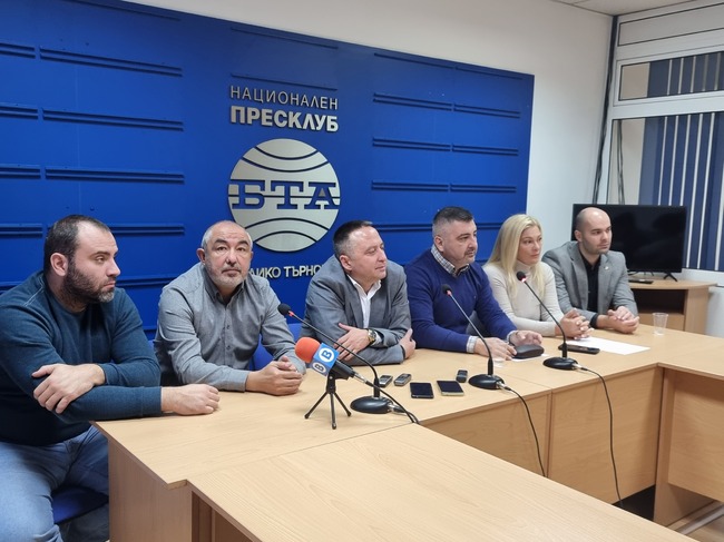 Пресконференция на общински съветници от различни групи във Великотърновския общински съвет във връзка с организацията на движението в града