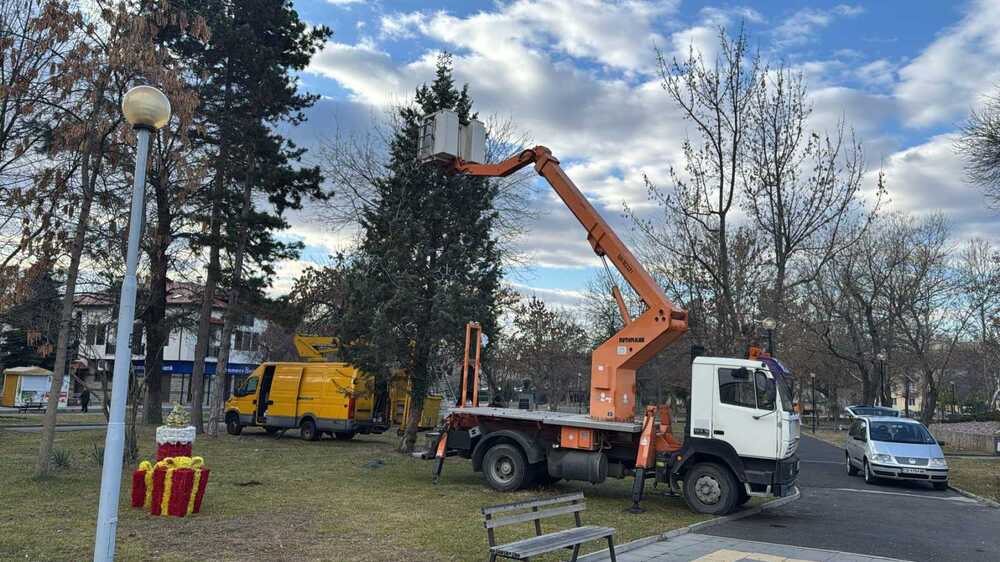 Празничната елха в Момчилград грейва на 2 декември