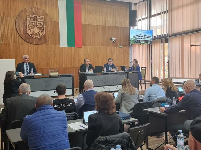 Общинският съвет в Дупница прекрати днешното си заседание поради липса на кворум, две точки останаха неразгледани